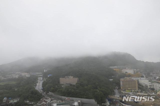 여름 장마가 이어지고 있는 지난 9일 오전 서울 중구 충무로에서 본 N서울타워가 운무에 가려져 있다.