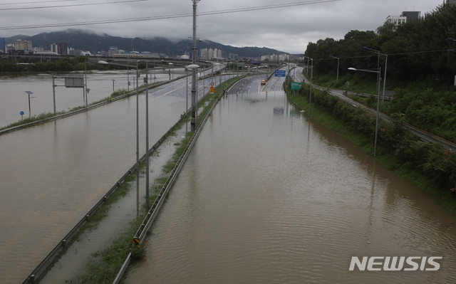 폭우로 동부간선로·강변북로·내부순환로·올림픽대로 등 곳곳이 통제된 6일 서울 성동교 인근 동부간선도로에서 갑작스레 물이 차올라 침수되고 있다.