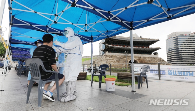 10일 서울시와 중구에 따르면 남대문시장 케네디 상가에서 상인 8명이 코로나19에 감염됐다. 사진은 이날 오전 서울 중구 남대문시장 인근에 차려진 선별진료소 모습.