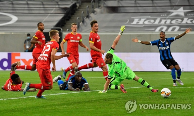 맨유가 힘겹게 UEFA 유로파리그 4강에 올랐다.