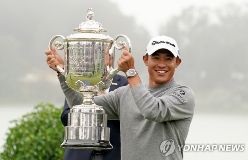 23세의 나이로 올 PGA챔피언십을 제패한 일본계 미국인 콜린 모리카와는 타이거 우즈와 혼혈, 캘리포니아 출신 등 공통점을 갖고 있어 '제2의 타이거 우즈'로 주목받는다. 사진은 PGA챔피언십 우승 트로피를 들고 있는 모습.
