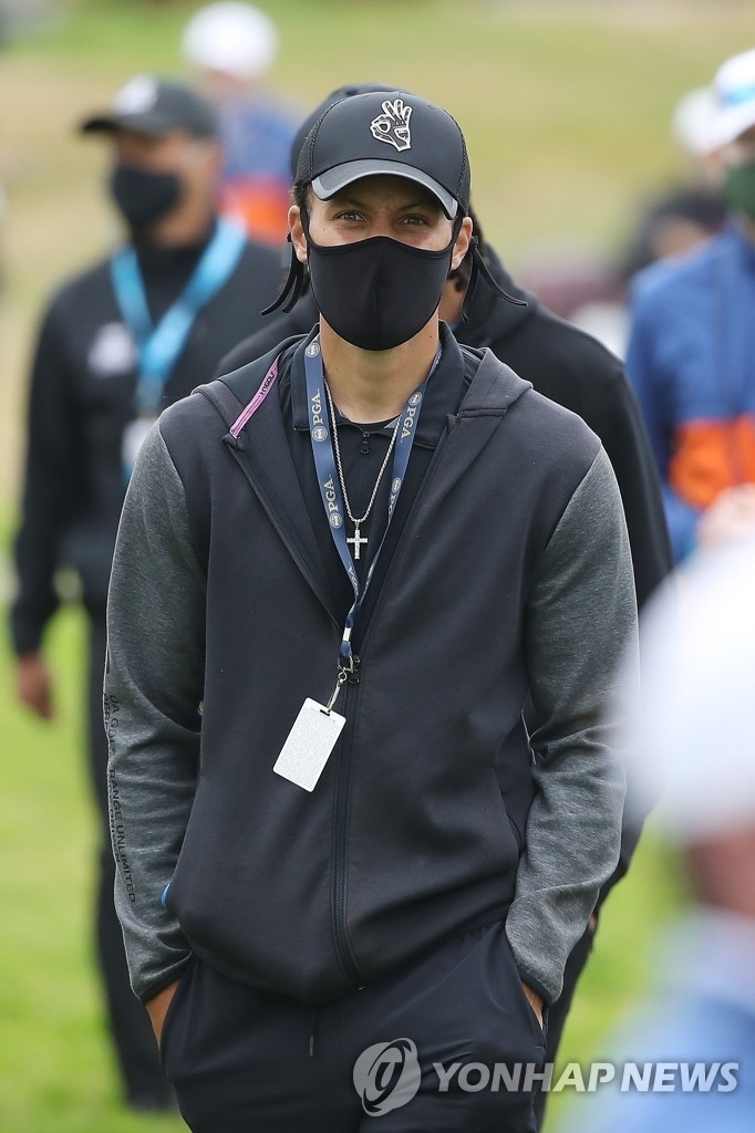 고립증후군에 시달리고 있는 스테판 커리가 마스크를 쓴채 PGA 챔피언십이 열린 TPC-하딩파크를 깜짝 방문했다. 