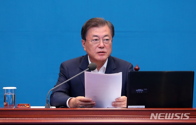 문재인 대통령이 10일 청와대 여민관에서 열린 수석 보좌관 회의에 참석해 발언하고 있다.