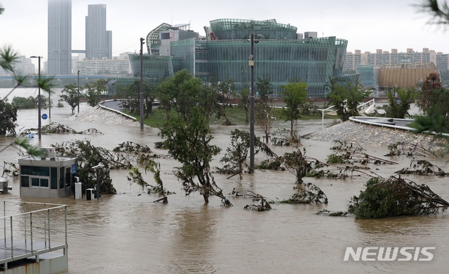 연일 계속되는 집중호우와 팔당댐 방류로 인해 11일 오전 서울 잠수교와 인근 반포한강공원이 열흘째 물에 잠겨 통제되고 있다.