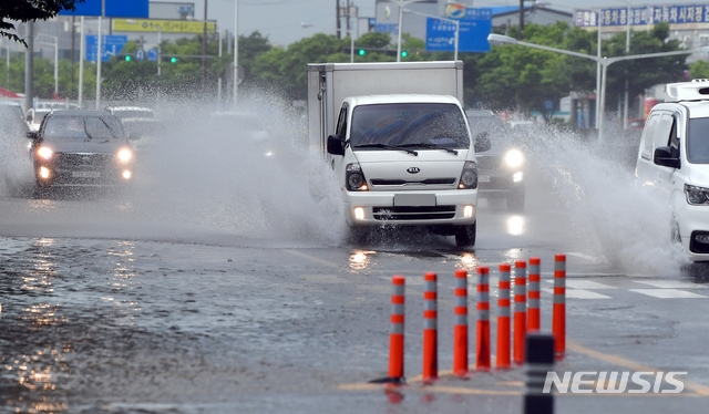 많은 비가 내리고 있는 지난 7월 29일 오전 광주 서구 매월동 서광주역 앞 도로에서 차량들이 빗물을 가르며 주행하고 있다. 