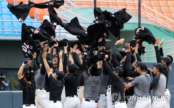 유니폼 던지며 환호하는 장충고