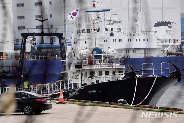 잇달아 신종 코로나바이러스 감염증(코로나19) 확진자가 나온 한국 국적 어선 '영진607호'가 5일 오후 부산 감천항 3부두에 정박돼 있다. 이 선박에서는 선장과 항해사, 경비원 등 한국인 3명과 인도네시아 선원 1명 등 총 4명의 확진자가 나왔다.