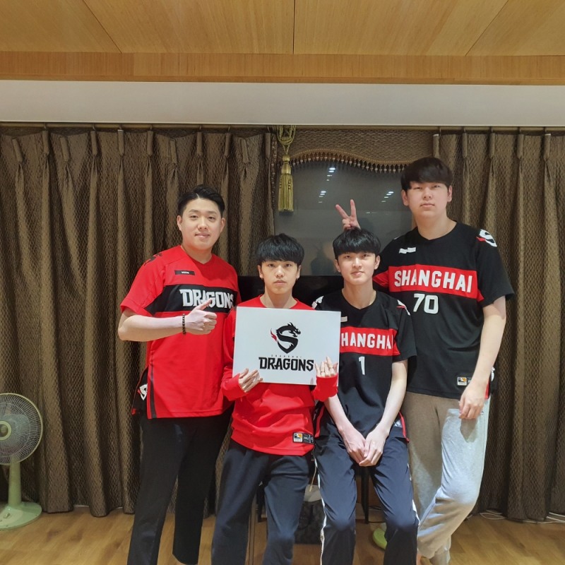 왼쪽부터 상하이 드래곤즈의 문병철 감독, '보이드' 강준우, '플레타' 김병선, '립' 이재원(사진=상하이 드래곤즈 제공).