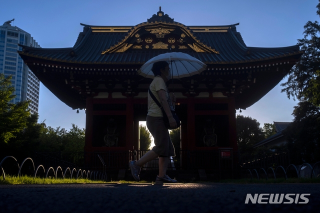 지난 11일 도쿄 다이토구에서 한 시민이 신종 코로나바이러스 감염증(코로나19) 예방을 위한 마스크를 쓴 채 걸어가고 있다.
