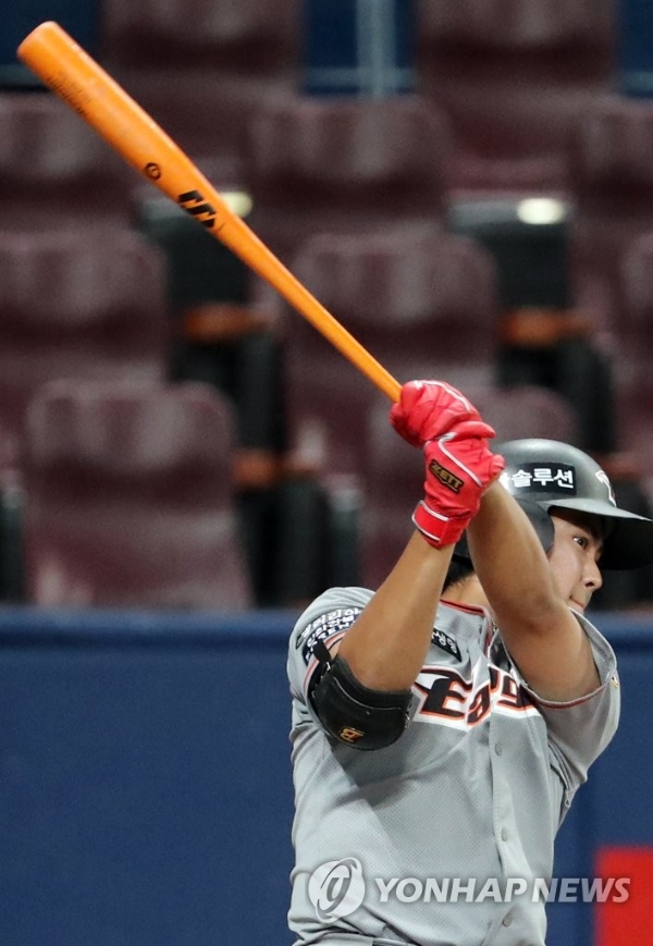 11일 서울 고척스카이돔에서 열린 프로야구 한화와 키움의 경기. 12회 초 원아웃 주자 2루 상황 한화 임종찬이 1타점 적시타를 날리고 있다.