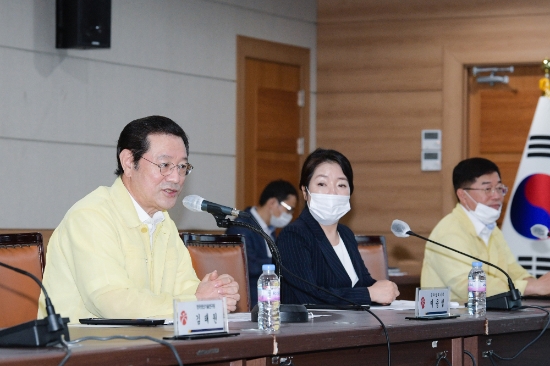 이용섭 광주광역시장이 12일 오전 시청 소회의실에서 열린 2045 에너지자립도시 기술분과위원회 회의에 참석해 인사말을 하고 있다./사진=광주광역시