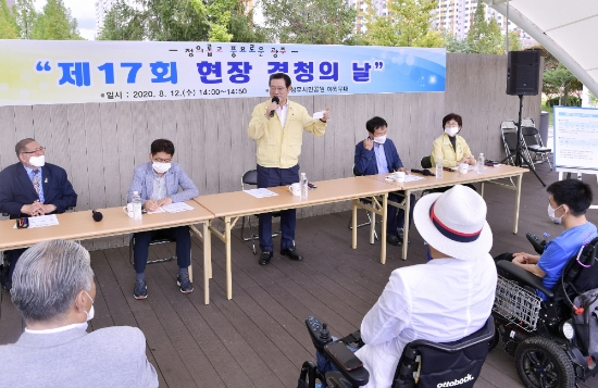 이용섭 광주광역시장이 12일 오후 서구 상무시민공원 야외무대에서 열린 제17회 현장 경청의 날 행사에 참석해 장애인 전동보장구 충전기 설치 등 장애인들의 공원 접근성 제고 방안을 모색했다./사진=광주광역시