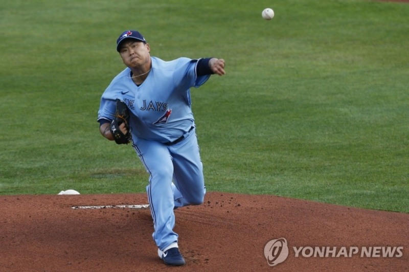 임시 홈구장에서 바람과 싸워야 하는 류현진.