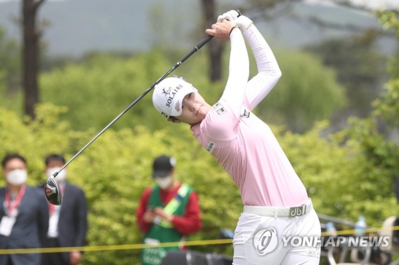 LPGA 장타자 박성현이 드라이버 티샷을 하고 있다. 프로대회서 1번홀 아너는 아마추어 친선대회와는 달리 사전에 미리 정한다.