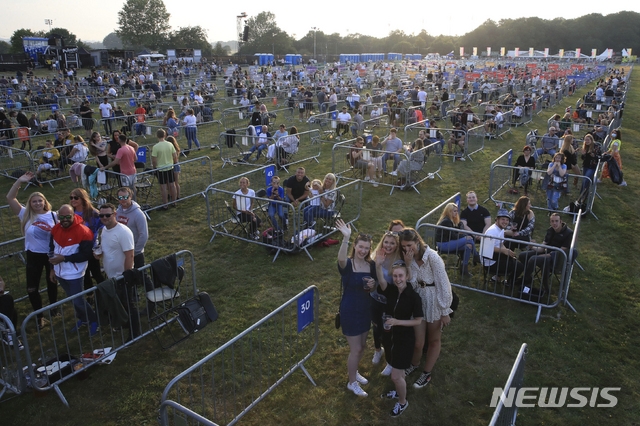 英, 500개로 공간나눠 '사회적 거리두기' 라이브 콘서트