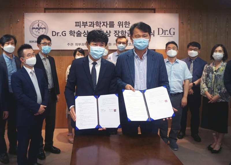 <사진설명: 좌로부터 고운세상코스메틱 안건영 대표, 피부과학연구재단 박천욱 이사장>