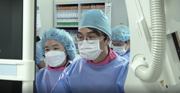 이화의료원제공,이화의료원강인숙(왼쪽)신상훈교수tavi시술