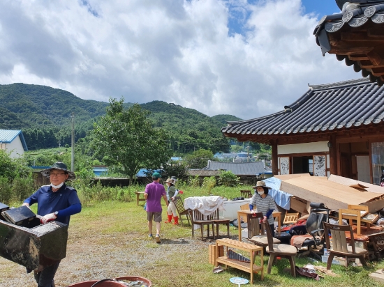 전남도의회 보건복지환경위원회(위원장 강정희)는 13일 집중호우로 피해를 입은 곡성군 오곡면 오지리 수해현장을 찾아 피해복구를 위한 구슬땀을 흘렸다/사진=전남도의회