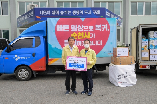 허석순천시장(우)이 김순호 구례군수에게 침구세트를 전달했다/사진=순천시
