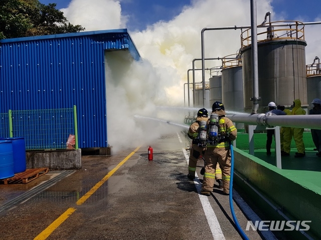 (사진=울산소방본부) 14일 오전 10시 44분께 울산시 울주군 온산읍 화산리 LG화학 공장서 화재로 인한 유독성 물질이 유출돼 출동한 소방당국이 화재를 진압하고 있다