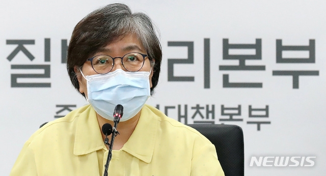 정은경 중앙방역대책본부장(질병관리본부장)이 지난 7월 16일 오후 충북 청주시 질병관리본부 상황판단실에서 중앙방역대책본부 전체회의를 주재하며 코로나19 국내 발생 현황 및 확진환자 관련 등의 논의를 하고 있다.