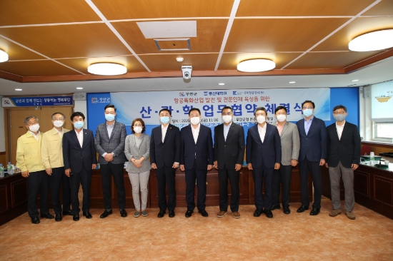 무안군(군수 김산)은 14일 지역특화산업으로 육성하고 있는 항공정비분야 인력양성과 수급을 지원하기 위해 동신대학교(총장 최일), 국제항공정비(대표 김주선)와 산‧관‧학 업무협약을 체결했다/사진=무안군