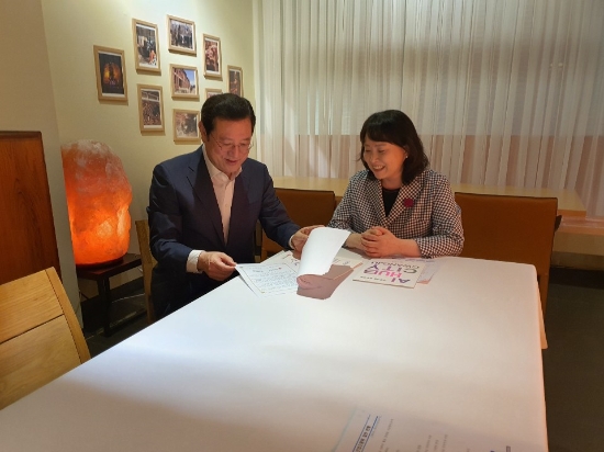 이용섭 광주광역시장이 14일 서울 시내 한 음식점에서 한국데이터산업진흥원 민기영 원장을 만나 상호 협력방안 등을 논의하고 있다./사진=광주광역시