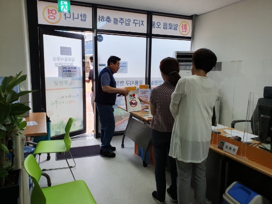 무안군은 오룡지구 입주민들을 대상으로 전입장려물품 전달과 함께 광주 군공항 이전 반대 홍보활동을 실시하고 있다/사진=무안군