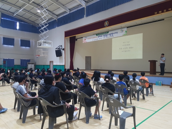 신안군은 신안군청소년상담복지센터가 코로나19의 어려움 속에서도 사회적 거리두기 규정을 준수하며, 관내 청소년들에게 청소년전화 1388을 통한 비대면 상담 및 찾아가는 서비스 등 다양한 프로그램을 진행했다/사진=신안군