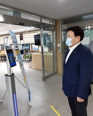 장흥군은 코로나19 의심환자의 신속한 확인을 위해 비대면 안면인식 체온측정기를 설치했다/사진=장흥군