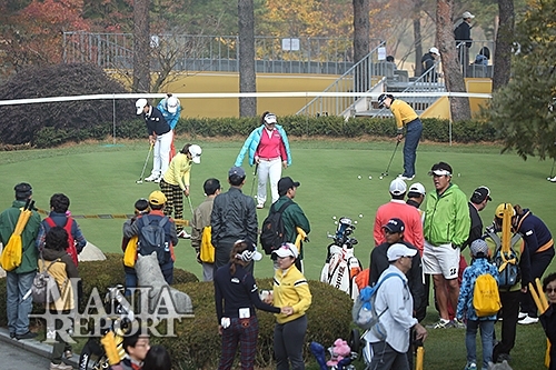 한 프로아마 골프대회에서 샷 건 출발에 앞서 참가자들이 준비를 하고 있다.