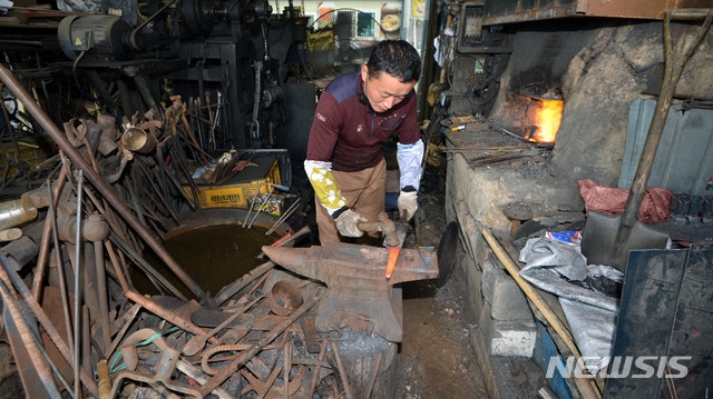 대구·경북지역 폭염특보가 발효된 5일 오전 경북 고령군 지산리 고령대장간 대표 이준희씨가 호미, 낫 등 농기구 연장을 만들고 있다.