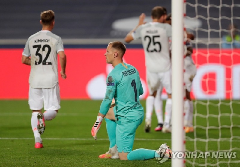 망연자실한 바르셀로나 골키퍼 테어 슈테겐. [로이터=연합뉴스