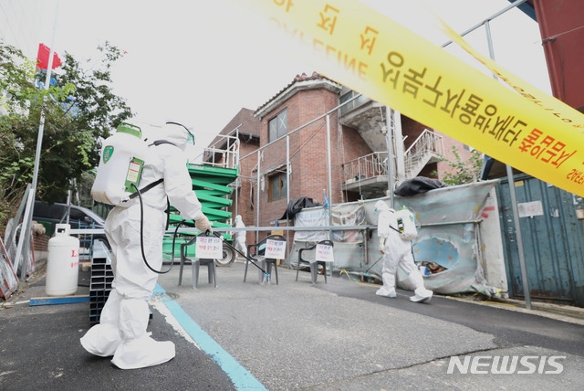 사랑제일교회에서 신종 코로나바이러스 감염증(코로나19) 확진자가 발생해 폐쇄조치한 14일 오후 서울 성북구 사랑제일교회에서 성북구 관계자들이 방역을 하고 있다.