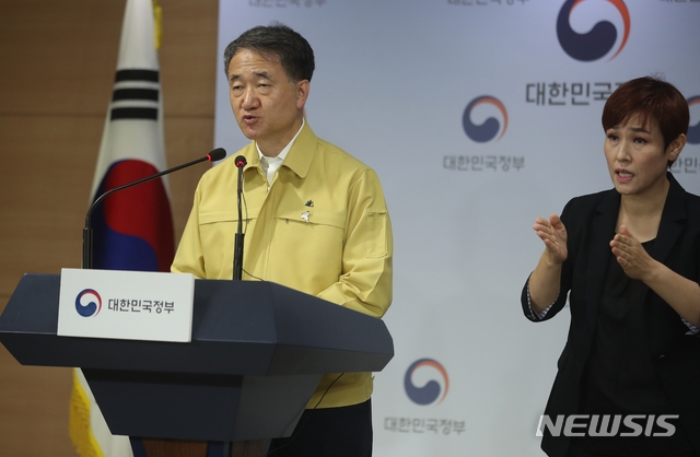 박능후 중앙재난안전대책본부(중대본) 1차창(보건복지부 장관)이 15일 서울 종로구 정부서울청사 합동브리핑실에서 중대본 회의 결과를 브리핑하고 있다. 이날 중대본은 신종 코로나바이러스 감염증(코로나19) 신규 확진자 수가 급격히 늘어난 것과 관련해 사회적 거리두기 2단계 격상했다.
