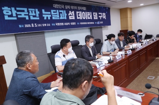 신안군의 신재생에너지 이익공유제와 섬 데이터 댐 구축 추진 등 ‘신안형 뉴딜’에 관심이 집중되고 있다/사진=신안군