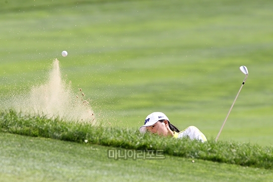 벙커샷은 모래에 접촉하지 않고 해야한다. 선수나 캐디 등이 모래를 클럽이나 손으로 만지면 2벌타가 주어진다. 사진은 세계랭킹 1위 고진영의 벙커샷 모습.