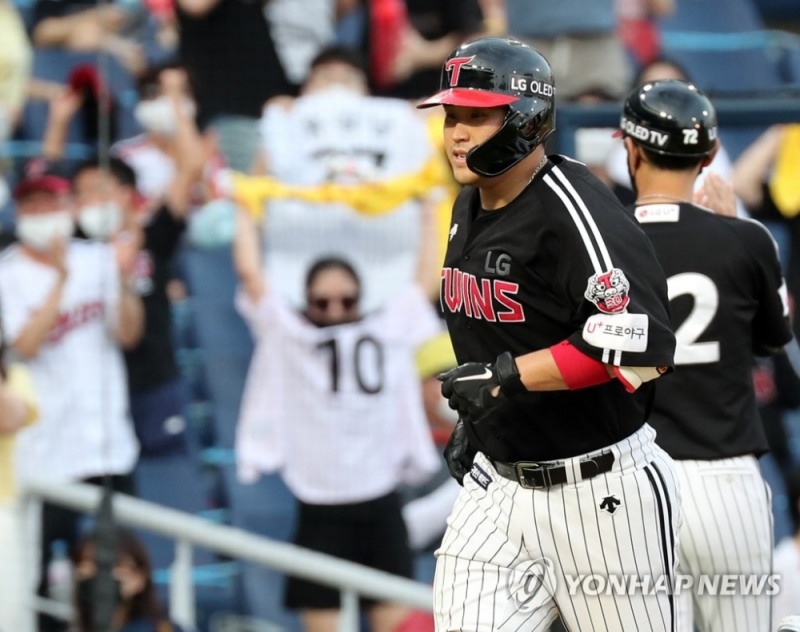 LG 유강남이 NC전에서 이형종의 추격에 불을 당기는 3점홈런에 이어 또다시 3점홈런을 날리며 홈으로 들어오고 있다.