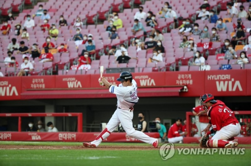 KIA의 오선우가 SK전에서 생애 첫 만루홈런을 날리며 팀에 귀중한 스윕승을 안겼다.