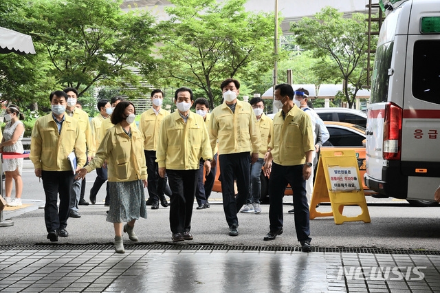 정세균 국무총리가 16일 오후 서울 성북구 보건소 선별진료소를 방문하여 코로나19 확진 대비 준비 상황을 살펴보고 있다. (사진=문화체육관광부 제공)
