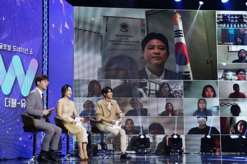 특별 MC와 임상우 주 마다가스카르 대사가 화상 통화를 하는 모습.