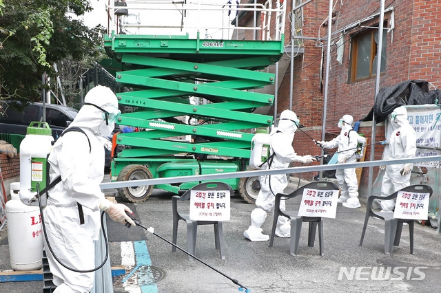 사랑제일교회에서 신종 코로나바이러스 감염증(코로나19) 확진자가 발생해 폐쇄조치한 14일 오후 서울 성북구 사랑제일교회에서 성북구 관계자들이 방역을 하고 있다.