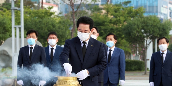 김영록 전라남도지사가 18일 오전 김대중 대통령 서거 11주기를 맞아 무안군 삼향읍 남악중앙공원 김대중 대통령 동상을 찾아 참배하고 있다./사진=전라남도