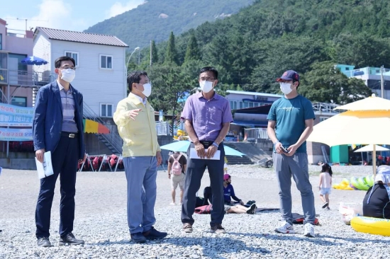 권오봉 여수시장이 코로나19가 무서운 속도로 전국적으로 확산되고 있는 지난 17일, 임시공휴일 황금연휴를 맞아 만성리해수욕장을 찾아 관광지 방역체계를 점검하고 있다./사진=여수시