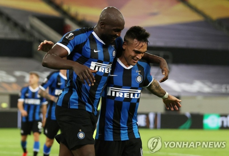 인터 밀란의 로멜루 루카쿠(왼쪽)와 라우타로 마르티네스
