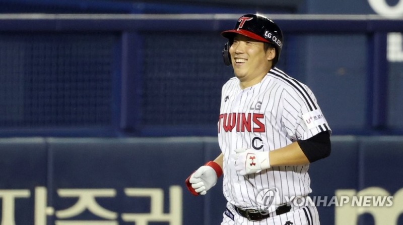 18일 서울 잠실야구장에서 열린 2020 KBO 프로야구 KIA 타이거즈와 LG 트윈스의 경기. 연장 10회말 1사 LG 김현수가 끝내기 홈런을 치고 그라운드를 돌고 있다.