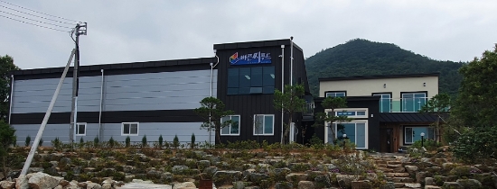 신안군은 압해읍에 귀어 청년 지원 '왕새우 산지가공시설' 준공식을 가졌다/사진=신안군