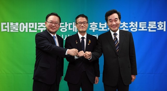 더불어민주당 당대표 경선에 출마한 김부겸(왼쪽부터), 박주민, 이낙연 후보가 18일 오후 서울 양천구 CBS사옥에서 진행된 CBS 라디오 ‘시사자키 정관용입니다’ 에 출연, 방송토론회 전 포즈를 취하고 있다.