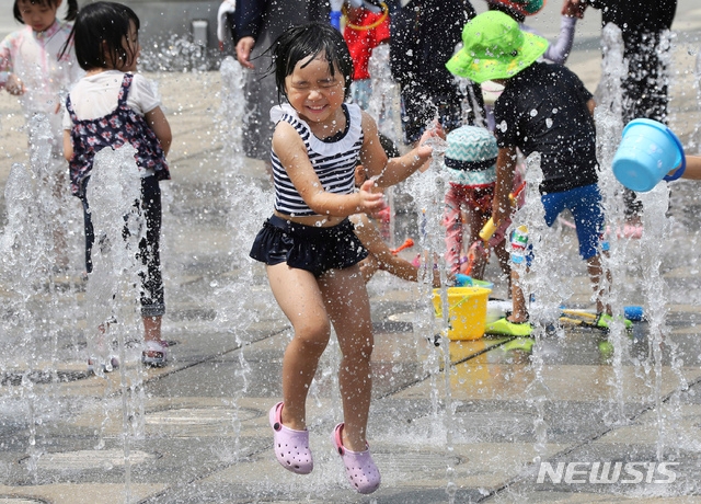 18일 일본 도쿄 인근 요코하마의 한 공원에서 어린이들이 더위를 식히기 위해 분수대에서 물놀이를 하고 있다.