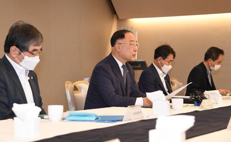 (사진=기획재정부)홍남기 부총리 겸 기획재정부 장관이 19일 서울 광화문 정부서울청사에서 열린 '제3차 부동산시장 점검 관계장관회의'를 주재, 모두발언을 하고 있다.